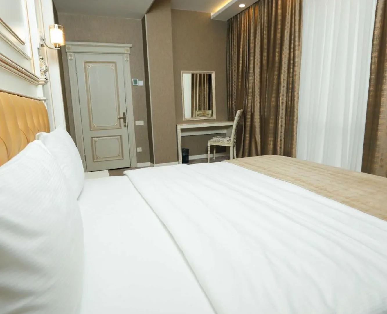 Hotel The Krone Baky 4*,